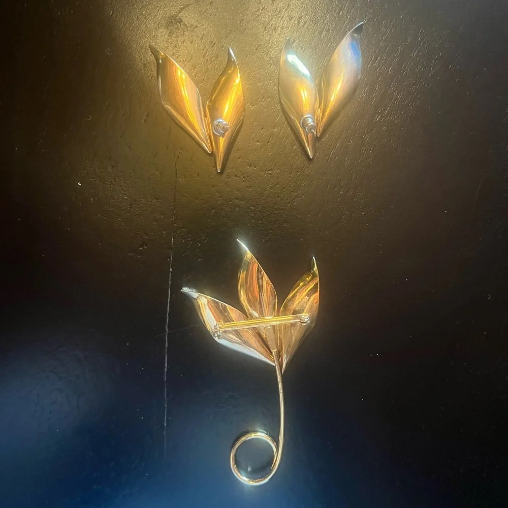 Vintage Gold Tone Iridescent Leaf Brooch and Earring Set Green and Pink Stones